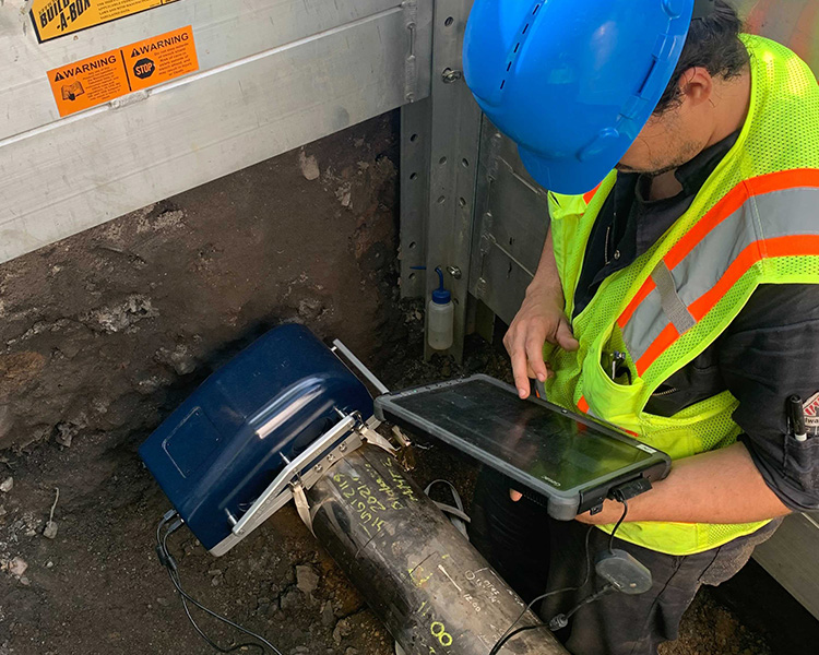 Operator using MMT HSD on Pipeline with Tablet